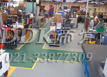 西宁全球500强某美资机械制造工厂车间地板铺装现场图例_绿色加黄色